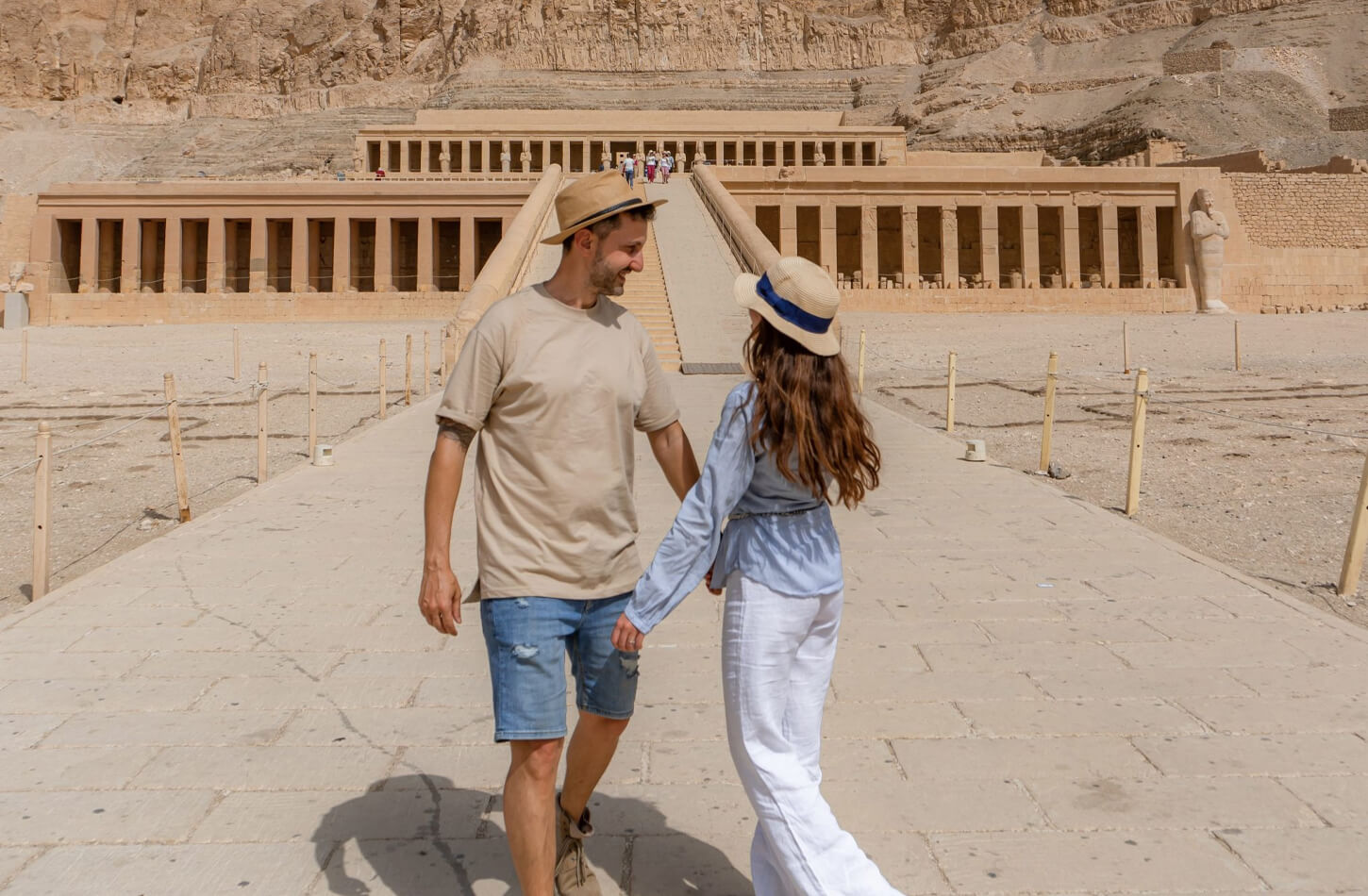 A-wonderful-photo-of-the-couple-in-front-of-Hatshepsut-Temple